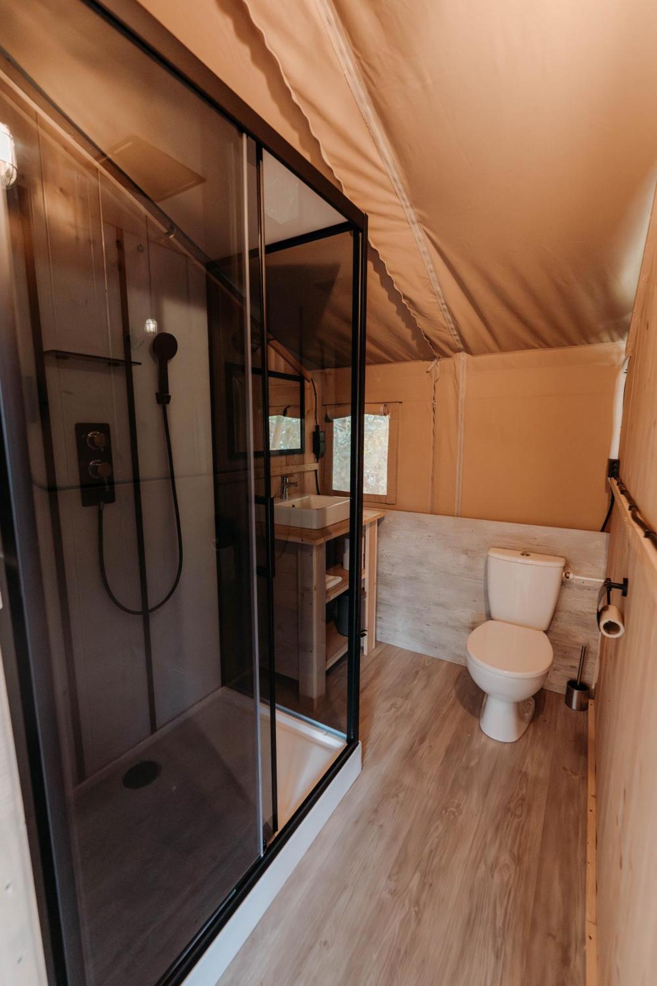 Camping De Tulpenweide Breezand الغرفة الصورة