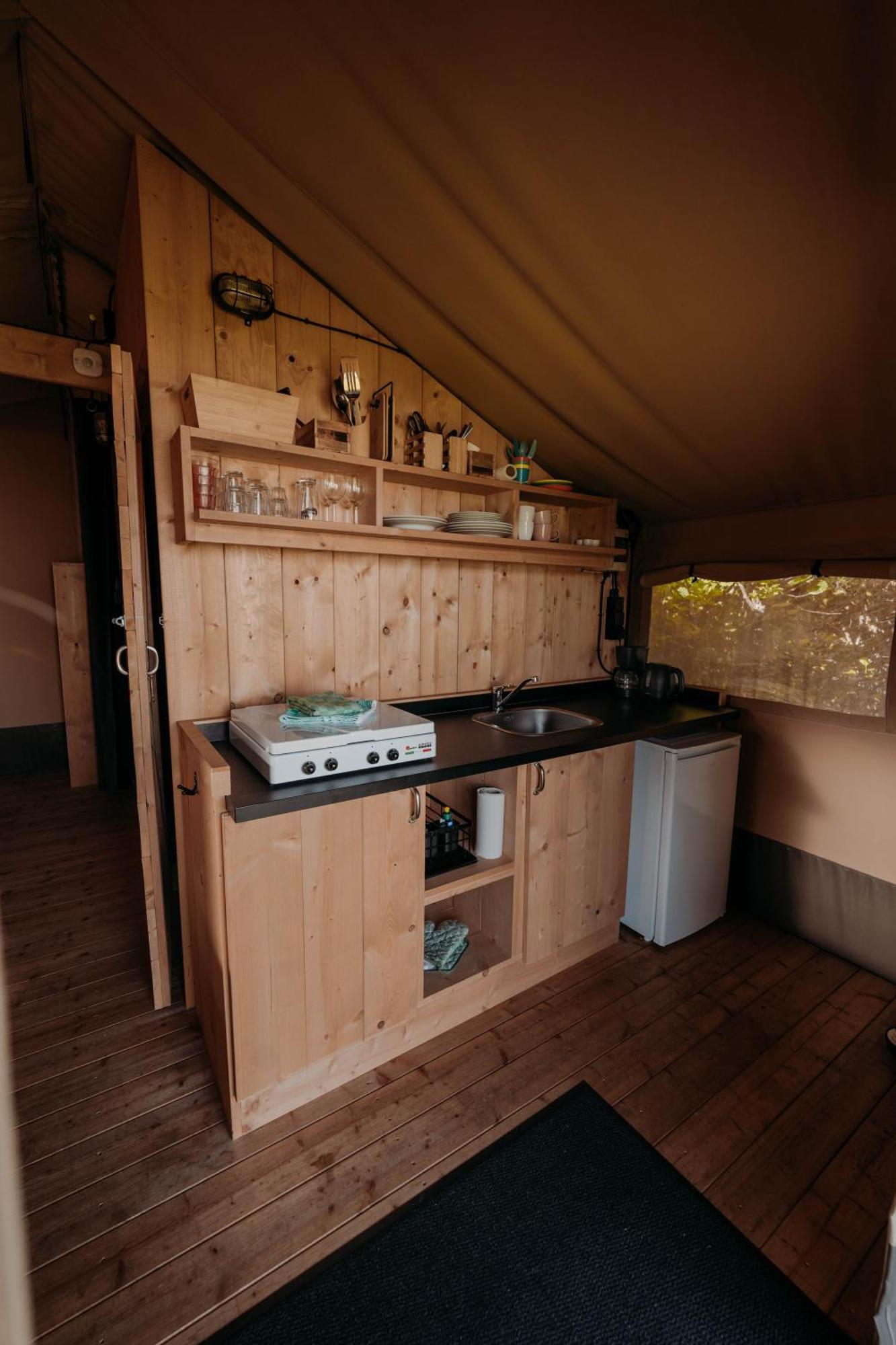 Camping De Tulpenweide Breezand الغرفة الصورة