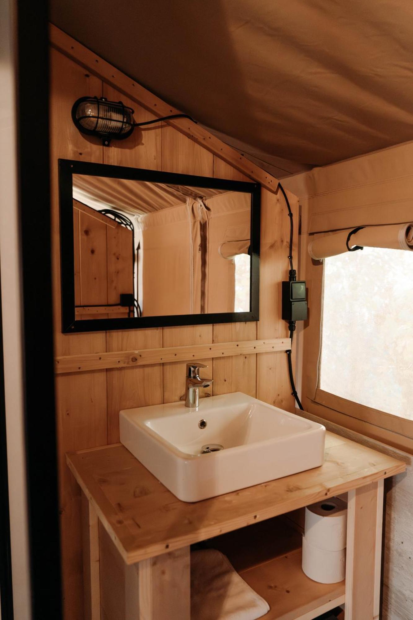 Camping De Tulpenweide Breezand الغرفة الصورة